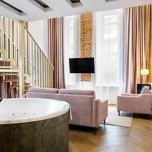 Golden Queen Deluxe Jacuzzi - Old Town Krakow